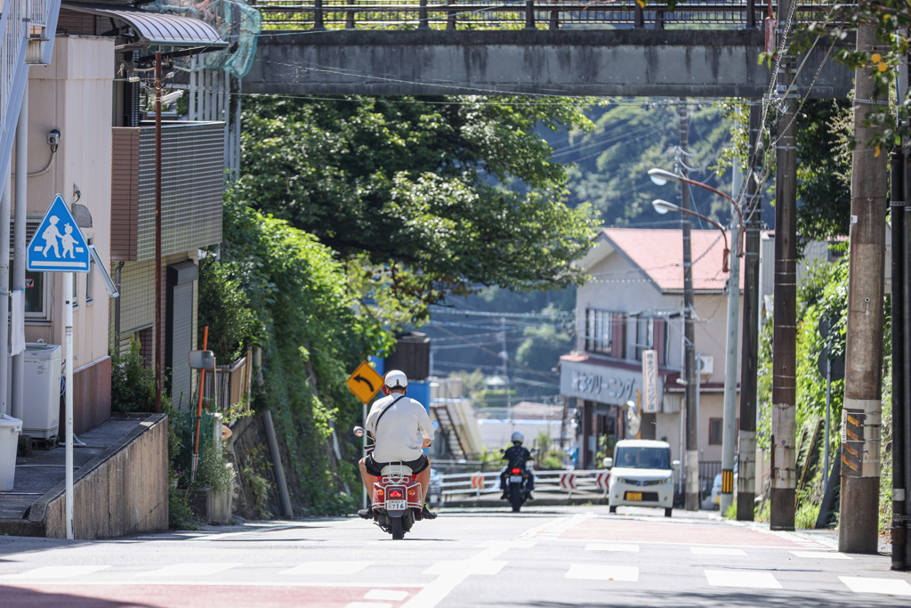 坂道を下って目的地へ