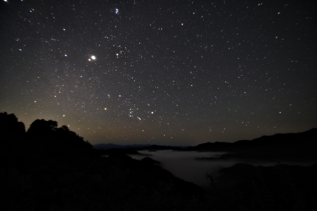 雲海と星々