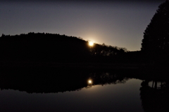 龍王ヶ渕に昇る満月