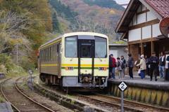 紅葉観光客で賑わう出雲坂根駅