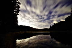 雲間から光る木星
