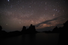 雲間から覗く天の川  左下は流星か？