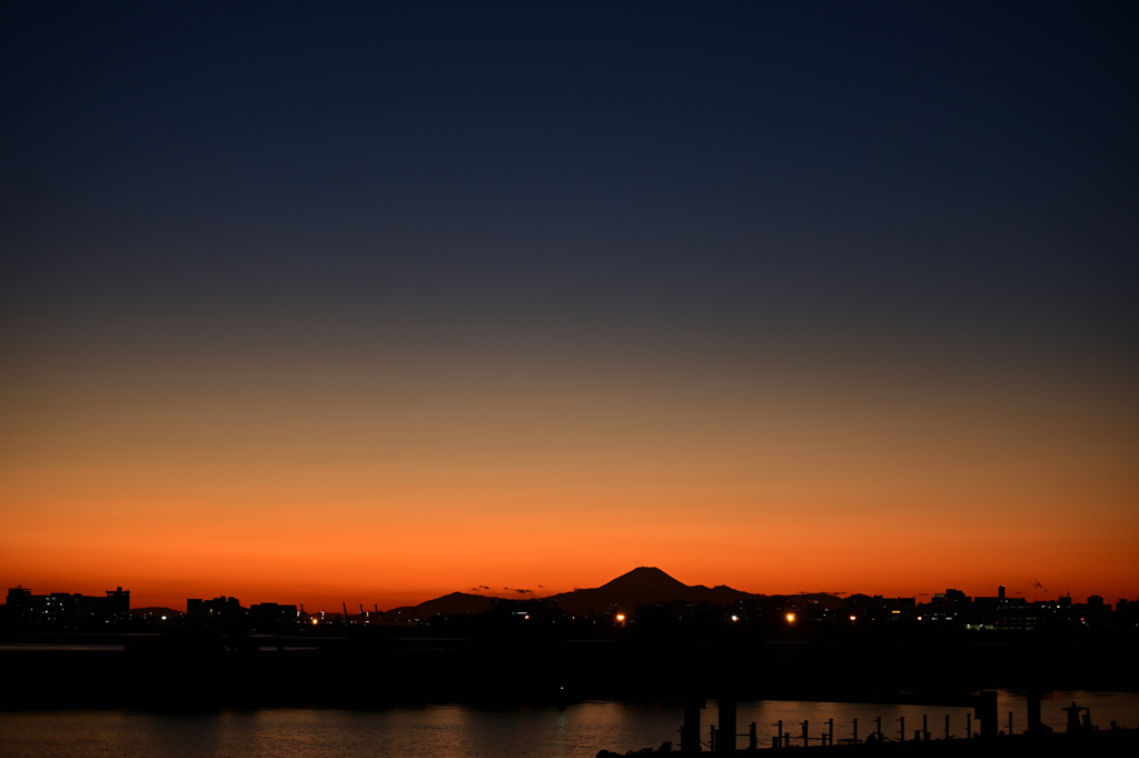 夜が落ちて来る