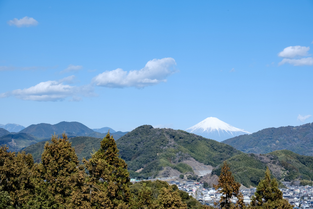 山の間から