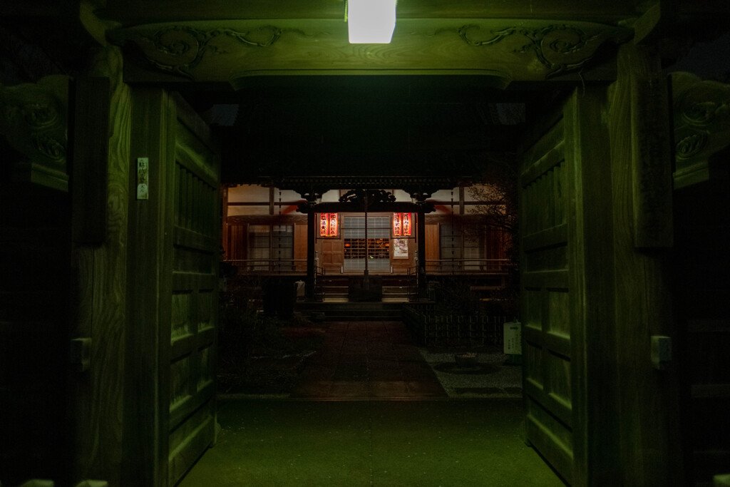 春の夜の寺