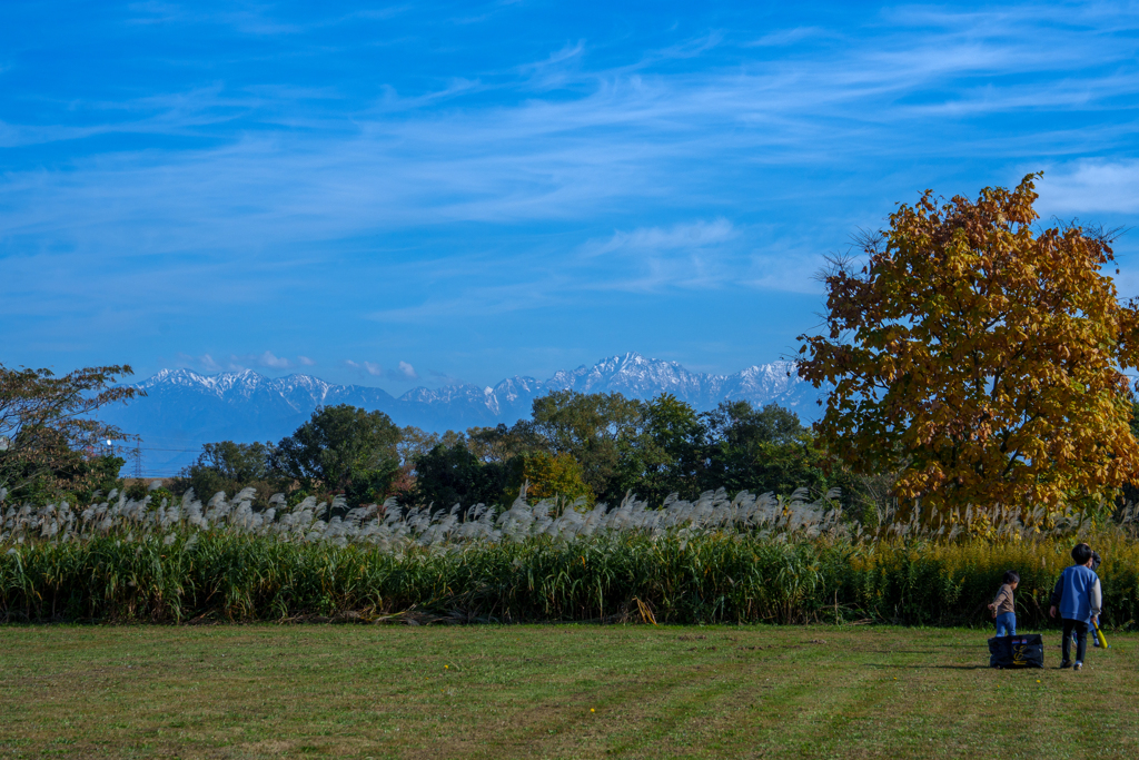 河川敷、秋 そして立山連峰 