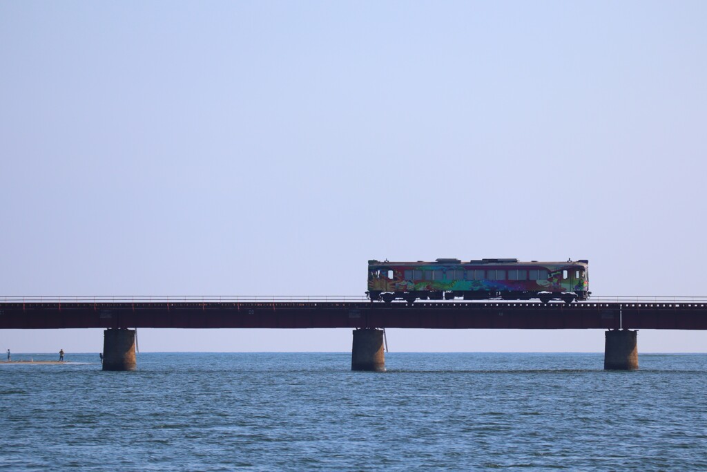 海の真上を走る電車