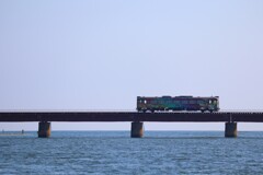 海の真上を走る電車