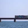 海の真上を走る電車