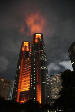 火を噴く東京都庁