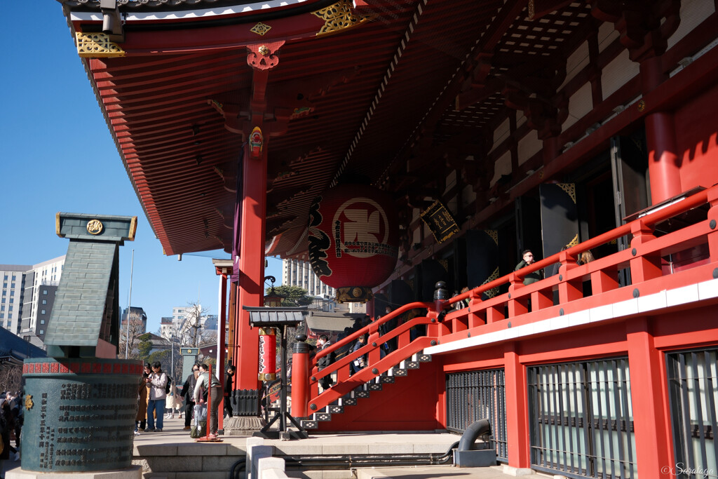 横から