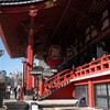 横から