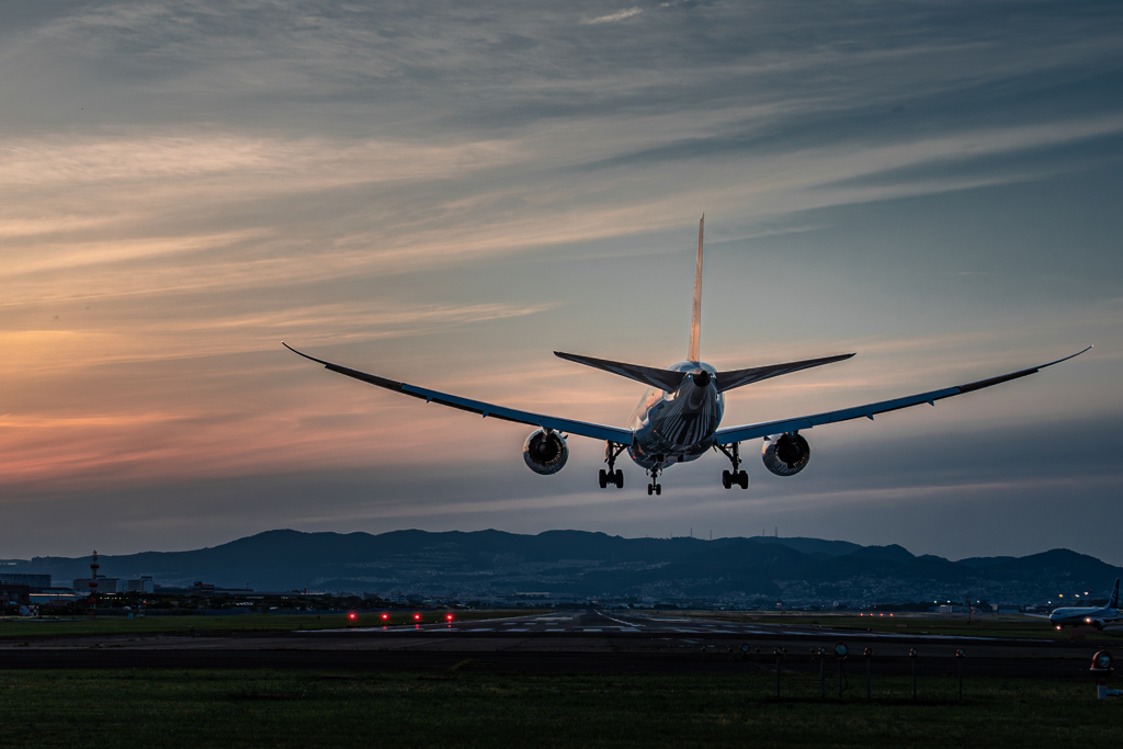 夕焼け空と飛行機