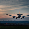 夕焼け空と飛行機