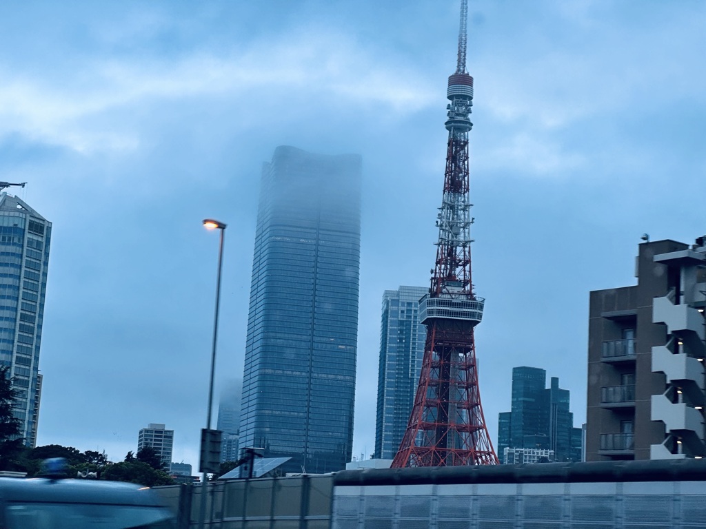 雲が掛かった東京一の高層ビル。