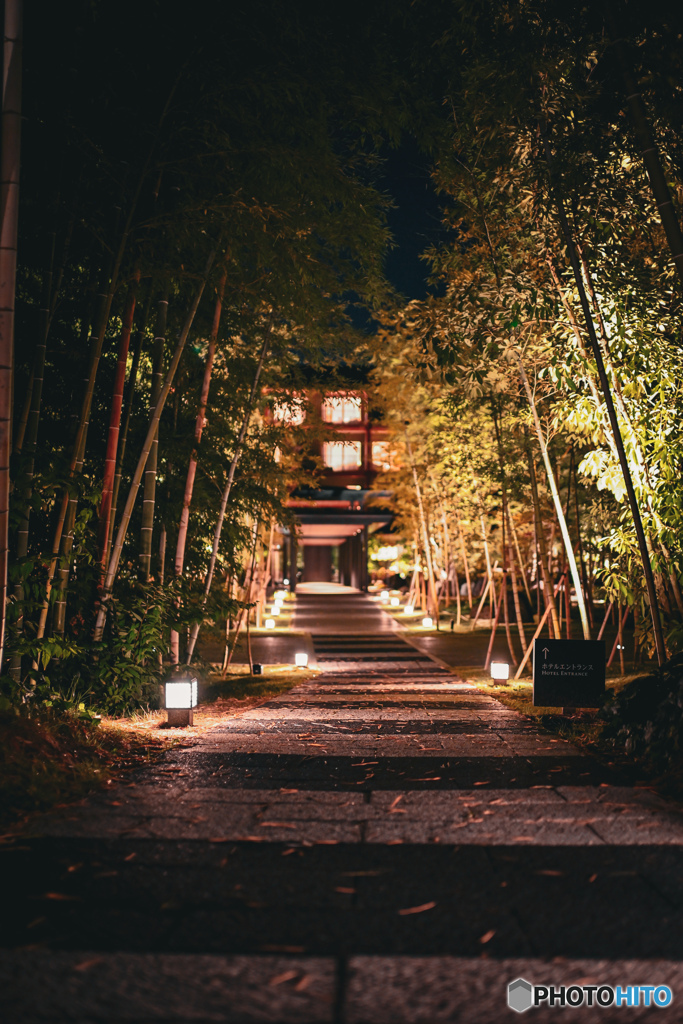 夜のホテル前