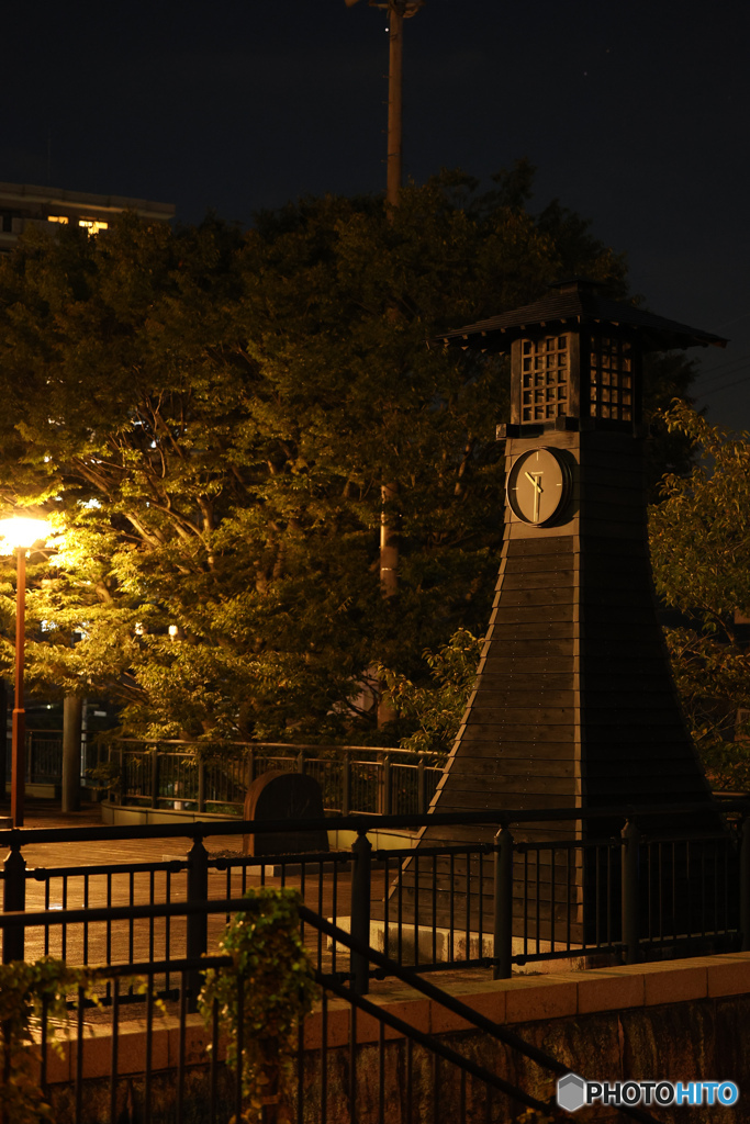 夜の公園の時計