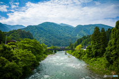 川と山と空