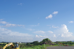 流木の山と積乱雲　IMGP3970