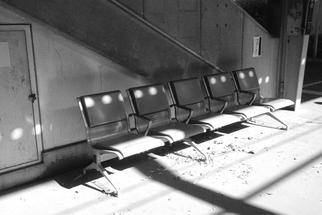 ホームのベンチ