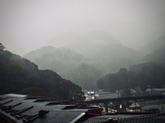 もやに煙る伊東の街と山々