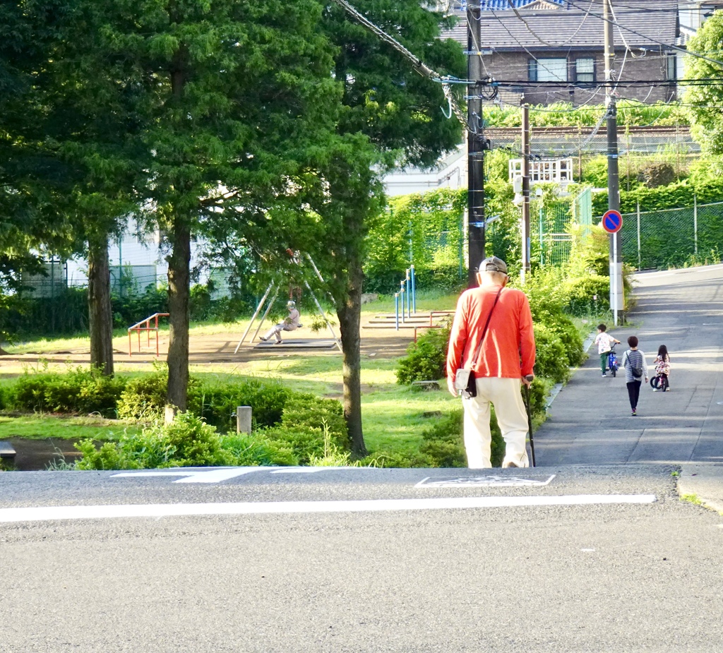 坂道を下る親子