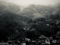 雨けぶる伊東の山々 (2)