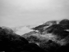 岩礁に撃ちつける波？