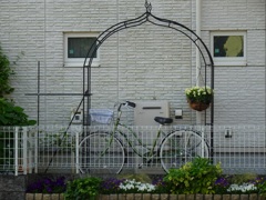 花籠と自転車