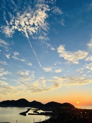 飛行機雲と夕陽
