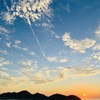 飛行機雲と夕陽