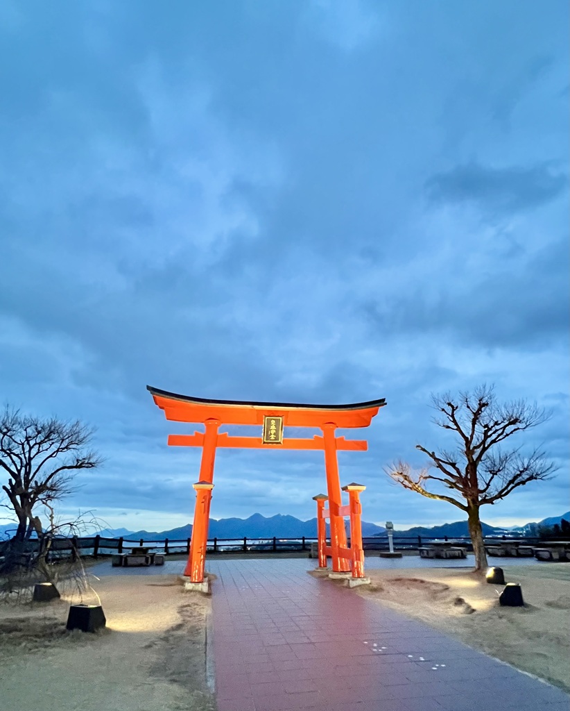 宮島を望む鳥居