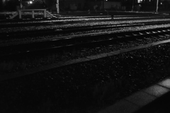 雨の夜の線路