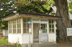 山村集落のバス停