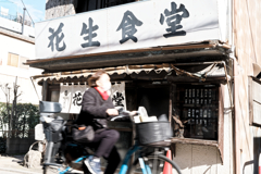 大衆食堂前でヤッホー