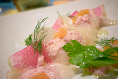 りゅうちゃん、鮮魚のカルパッチョ彩り野菜と赤玉ねぎソースを撮る