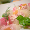 りゅうちゃん、鮮魚のカルパッチョ彩り野菜と赤玉ねぎソースを撮る