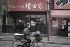 ラーメン店前でヤッホー