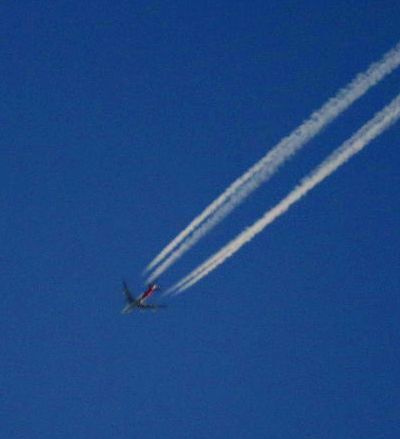 白い飛行機雲