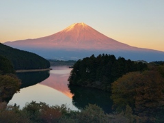 夕日に赤く染まっていく富士