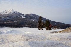 磐梯山をバックにした神社