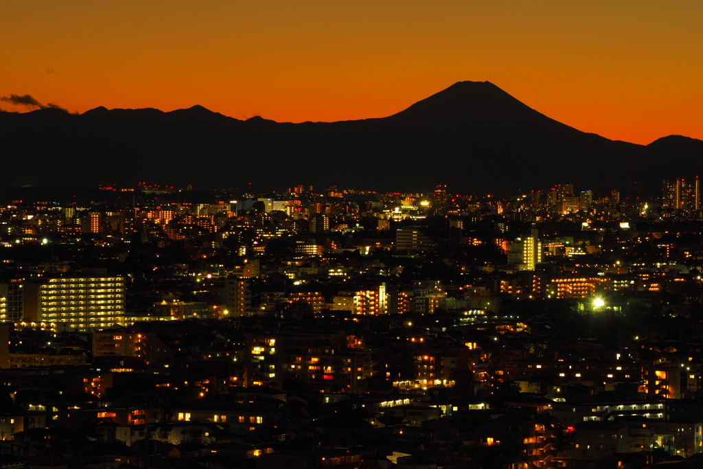 東京から望むシルエット富士