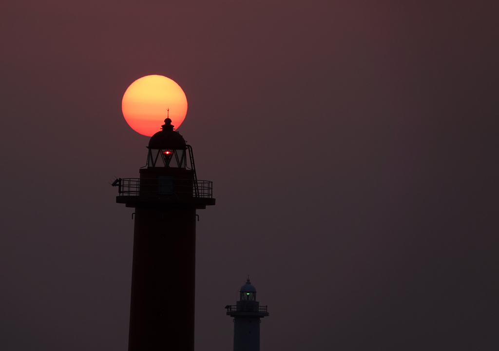 夕日と灯台