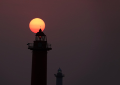 夕日と灯台