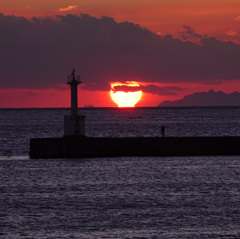 夕日と灯台