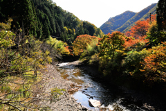 色ずく渓谷