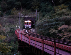 トンネルと電車