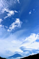 変わった雲と富士山（縦構図）
