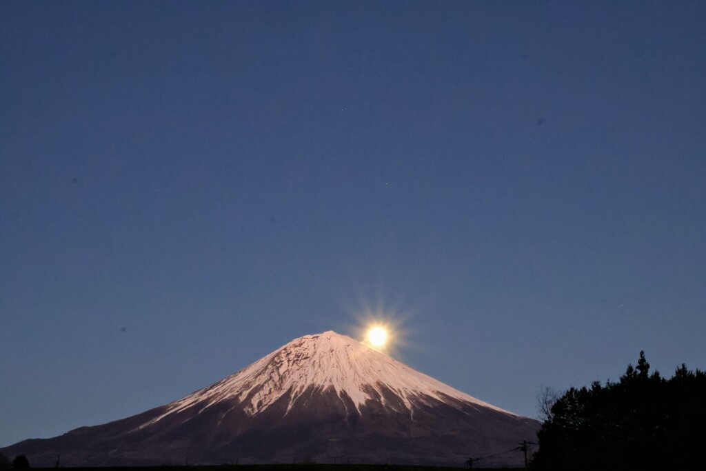 富士に月の出