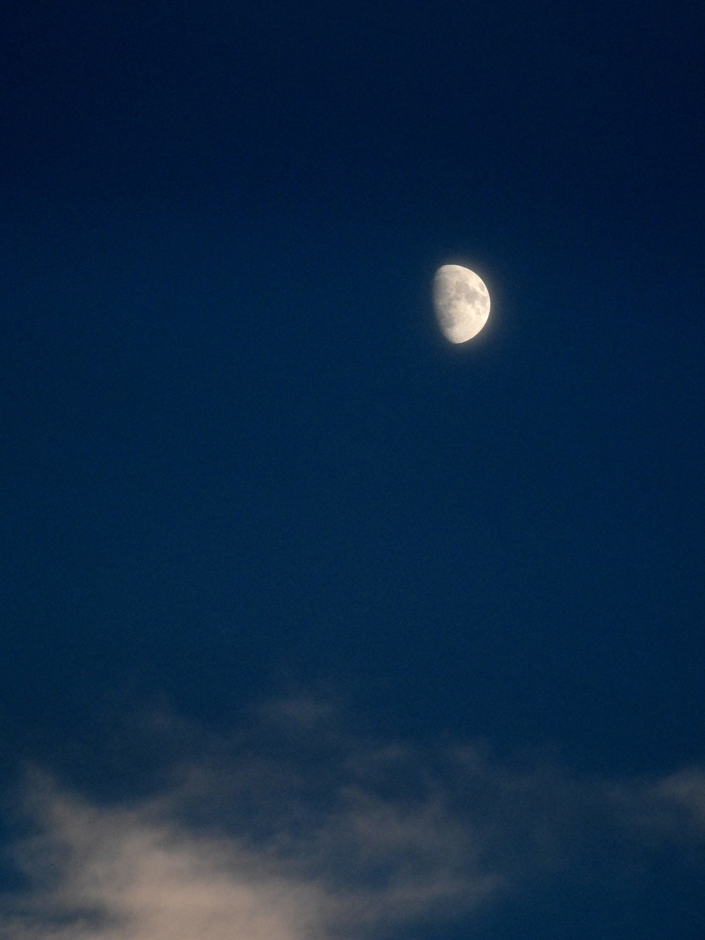 雲と月
